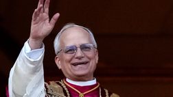 Papa Leone XIV, spunta un tifoso con la bandiera della Roma in attesa del suo arrivo