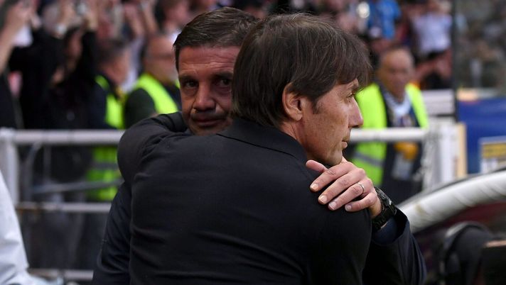 PARMA, ITALY - MAY 18: Antonio Conte head coach of Napoli embraces Cristian Chivu head coach of Parma calcio during the Serie A match between Parma and Napoli at Stadio Ennio Tardini on May 18, 2025 in Parma, Italy. (Photo by Alessandro Sabattini/Getty Images) Napoli-Inter, la designazione arbitrale: ecco chi dirigerà il big match di sabato - immagine 1