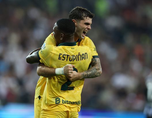 Christian Pulisic e Pervis Estupinan festeggiano dopo il gol all'Udinese (Foto di Claudio Villa/AC Milan via Getty Images) Milan: si ferma Estupinan, le condizioni di Pulisic e il rientro di Jashari- immagine 2