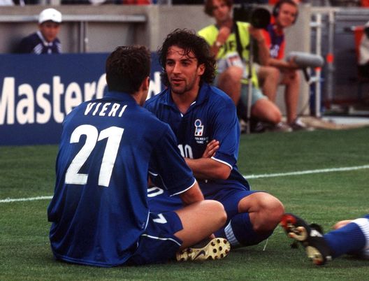 Vieri e Del Piero festeggiano dopo il gol contro la Norvegia nei Mondiali del 1998. (Foto di Mark Sandten/Bongarts/Getty Images) Odissea nel Mondiale del 1998: la staffetta Del Piero-Baggio, i rigori contro la Francia e quella foto iconica - immagine 1