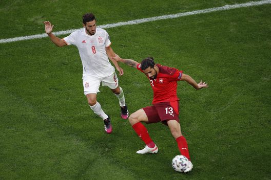 SAINT PETERSBURG, RUSSIA - JULY 02: Ricardo Rodriguez of Switzerland clears the ball whilst under pressure from Koke of Spain during the UEFA Euro 2020 Championship Quarter-final match between Switzerland and Spain at Saint Petersburg Stadium on July 02, 2021 in Saint Petersburg, Russia. (Photo by Anton Vaganov - Pool/Getty Images) La nuova primavera di Rodriguez: ora è un perno per il Torino e per la Svizzera- immagine 2