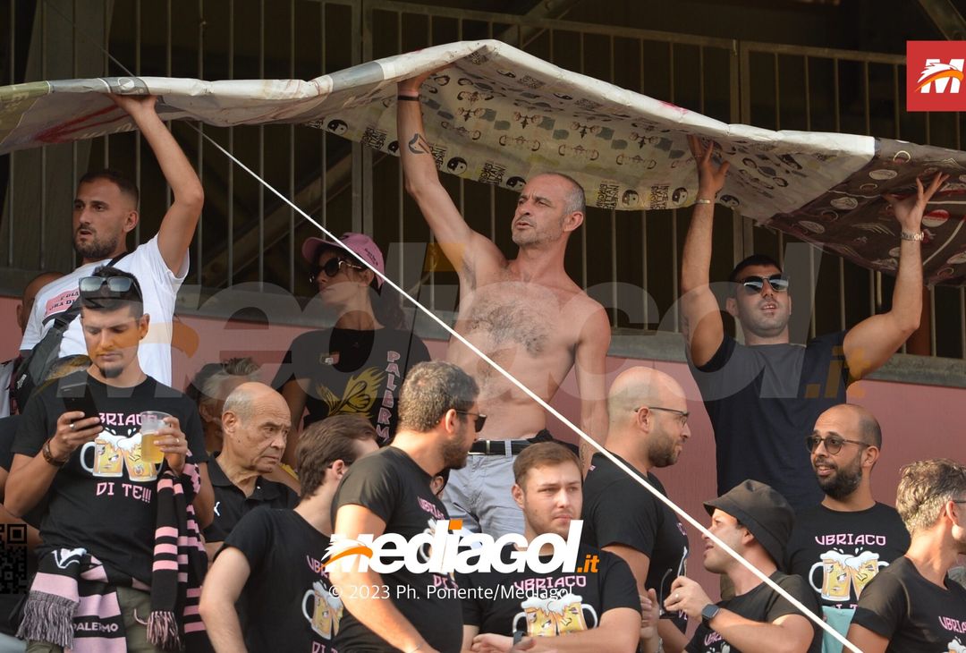 FOTOTIFO Palermo-Feralpisalò 3-0, gli scatti ai tifosi al “Renzo Barbera” (GALLERY) - immagine 8