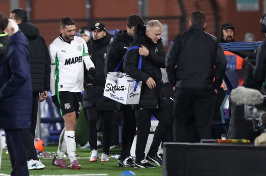 COMO, ITALIA - 28 NOVEMBRE: Domenico Berardi dell'US Sassuolo se ne va per infortunio durante la partita di Serie A tra Como 1907 e US Sassuolo Calcio allo Stadio Giuseppe Sinigaglia il 28 novembre 2025 a Como, Italia. (Foto di Marco Luzzani/Getty Images) Sassuolo, Berardi si ferma e 2025 finito. I tempi di recupero dell’attaccante- immagine 2