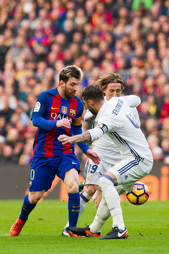 BARCELLONA, SPAGNA - DICEMBRE 03: Messi e Sergio Ramos in un Clasico del 2016 (Foto di Alex Caparros/Getty Images) La voce del campo, il cuore dello spogliatoio: i leader immortali di Barça e Real- immagine 3