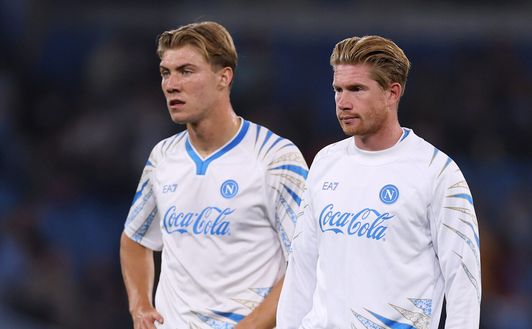 Kevin De Bruyne e Rasmus Hojlund nel riscaldamento pre-partita di Manchester City-Napoli (18 settembre) “Kevin De Bruyne era il problema del Napoli”… e altre 99 bugie blasfeme- immagine 2