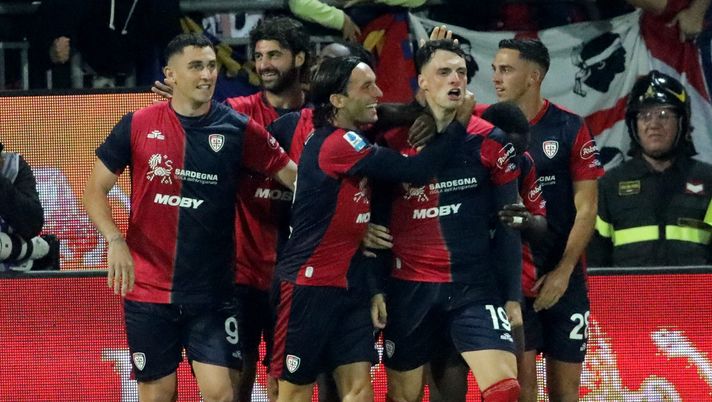 CAGLIARI, ITALY - NOVEMBER 09: Nadir Zortea of Cagliari celebrates scoring the opening goal during the Serie A match between Cagliari and AC Milan at Sardegna Arena on November 09, 2024 in Cagliari, Italy. (Photo by Enrico Locci/Getty Images) Un super Zappa salva il Cagliari, inutile la doppietta di Leao: Milan beffato 3-3 - immagine 1