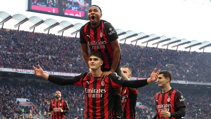 MILAN, ITALY - DECEMBER 14: Davide Bartesaghi of AC Milan celebrates with Christopher Nkunku after scoring the second goal during the Serie A match between AC Milan and US Sassuolo Calcio at Giuseppe Meazza Stadium on December 14, 2025 in Milan, Italy. (Photo by Claudio Villa/AC Milan via Getty Images) Milan, Bartesaghi non basta: 2-2 contro il Sassuolo a San Siro - immagine 1