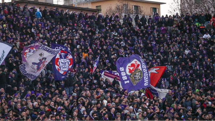 Tutta la Fiorentina sotto il settore ospiti: lungo applauso per Rocco Commisso - immagine 1