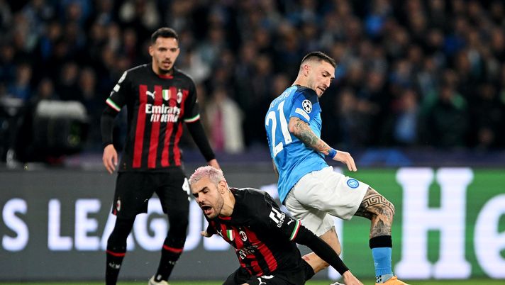 Theo Hernández e Ismaël Bennacer (giocatori AC Milan) contro Matteo Politano durante Napoli-Milan (Champions League 2022-2023) | News (Getty Images) Theo Hernández Bennacer Politano AC Milan Napoli-Milan Champions League 2022-2023