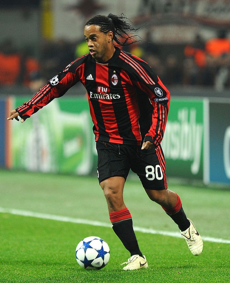 MILAN, ITALY - NOVEMBER 03: Ronaldinho of AC Milan in action during the UEFA Champions League group G match between AC Milan and Real Madrid at Stadio Giuseppe Meazza on November 3, 2010 in Milan, Italy. (Photo by Massimo Cebrelli/Getty Images) atalanta-zappacosta-il-milan-non-e-una-squadra-di-attesa-corriere-di-bergamo