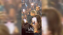 VIDEO – Totti al concerto di Renato Zero: lungo abbraccio durante la canzone “Amico”
