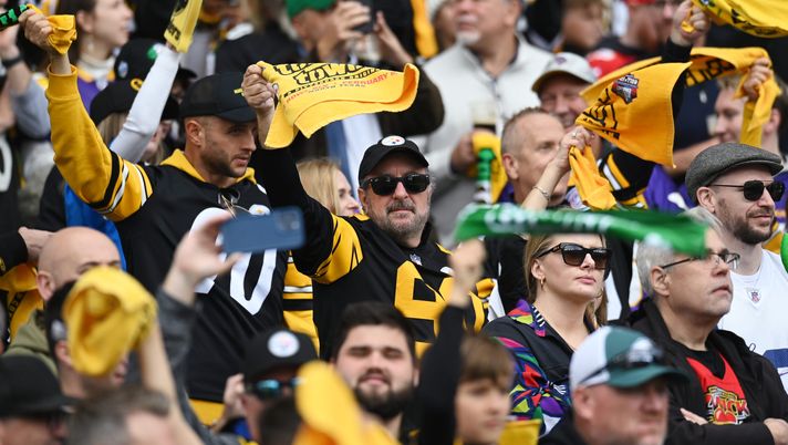 DUBLIN, IRELAND - SEPTEMBER 28: Fans cheer during the NFL 2025 game between Minnesota Vikings and Pittsburgh Steelers at Croke Park on September 28, 2025 in Dublin, Ireland. (Photo by Charles McQuillan/Getty Images) NFL, Pittsburgh-Cleveland: dove vederla in diretta TV e streaming LIVE - immagine 1