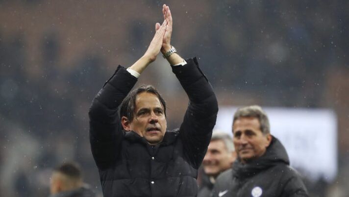 MILAN, ITALY - APRIL 22: Simone Inzaghi, Head Coach of FC Internazionale, celebrates after winning the Serie A TIM title during the Serie A TIM match between AC Milan and FC Internazionale at Stadio Giuseppe Meazza on April 22, 2024 in Milan, Italy. (Photo by Marco Luzzani/Getty Images) Inzaghi: “Nella storia: lo Scudetto è di tutti! Mi avevano detto di non venire all’Inter perché…” - immagine 1