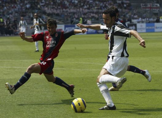 Francesco Pisano con la divisa della stagione 2004-05. (Photo by Giuseppe Cacace/Getty Images) Lazio-Cagliari, calcio e… maglie: la top 5 delle divise dei due club- immagine 4