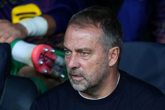 Hansi Flick, allenatore dell'FC Barcelona, guarda dalla panchina prima della partita della terza giornata della fase a gironi della UEFA Champions League 2025/26 tra l'FC Barcelona e l'Olympiacos FC all'Estadi Olimpic Lluis Companys il 21 ottobre 2025 a Barcellona, Spagna. (Foto di Alex Caparros/Getty Images) Barcellona, Bardghji allontana le voci di mercato: “Flick e il club hanno fiducia in me. Mi sto divertendo”- immagine 2