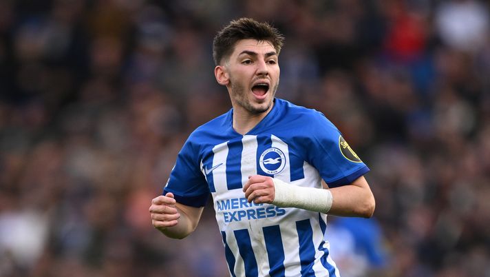 BRIGHTON, ENGLAND - FEBRUARY 24: Billy Gilmour of Brighton in actio during the Premier League match between Brighton & Hove Albion and Everton FC at American Express Community Stadium on February 24, 2024 in Brighton, England. (Photo by Mike Hewitt/Getty Images) Napoli, dopo Neres si chiude per Gilmour - immagine 1