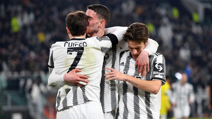 TURIN, ITALY - FEBRUARY 16: Dusan Vlahovic of Juventus celebrates after scoring his team's first goal with teammates Federico Chiesa and Nicolo Fagioli during the UEFA Europa League knockout round play-off leg one match between Juventus and FC Nantes at Allianz Stadium on February 16, 2023 in Turin, Italy. (Photo by Chris Ricco - Juventus FC/Juventus FC via Getty Images) Le info verso l’asta: date, Guida, reset leghe e quando uscirà il listone di Fantacalcio.it - immagine 1