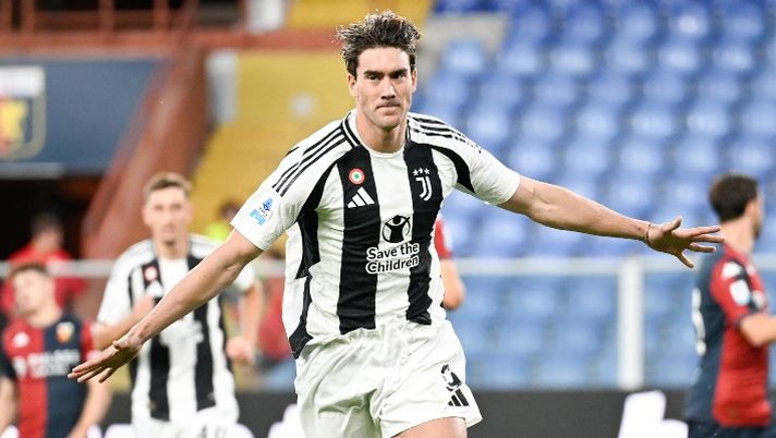 GENOA, ITALY - SEPTEMBER 28: Dusan Vlahovic of Juventus celebrates 0-1 goal during the Serie A match between Genoa and Juventus at Stadio Luigi Ferraris on September 28, 2024 in Genoa, Italy. (Photo by Daniele Badolato - Juventus FC/Juventus FC via Getty Images) Juve, Vlahovic il migliore per Gazzetta: stesso voto per altri quattro giocatori - immagine 1