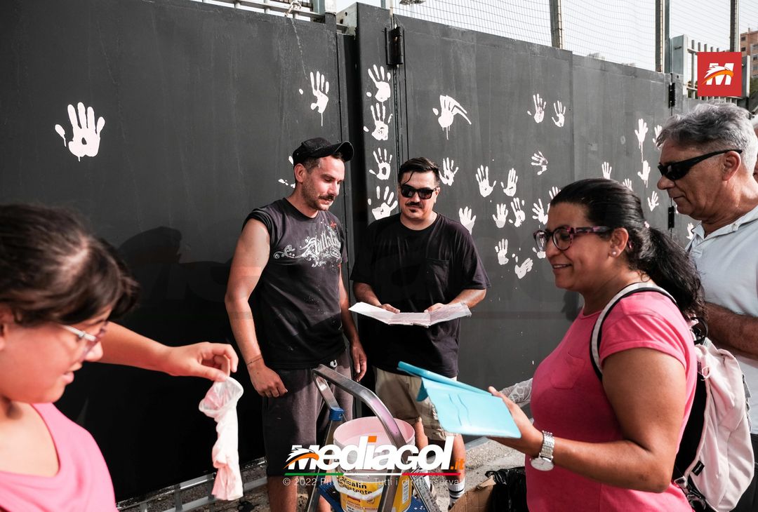 FOTO Palermo, le impronte rosa sul murales del ‘Renzo Barbera’ (Gallery) - immagine 41