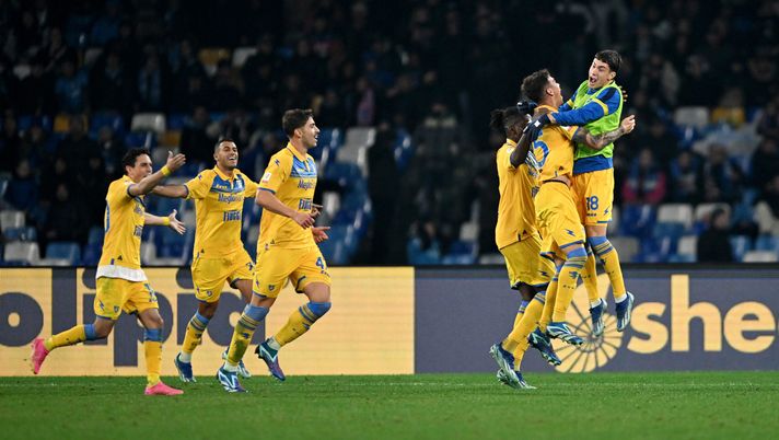 NAPLES, ITALY - DECEMBER 19: Enzo Barrenechea of Frosinone Calcio celebrates with teammates after scoring their team's first goal during the Coppa Italia - Round of 16 match between SSC Napoli and Frosinone Calcio at Stadio Diego Armando Maradona on December 19, 2023 in Naples, Italy. (Photo by Francesco Pecoraro/Getty Images) Coppa Italia, clamoroso al Maradona: 4-0 Frosinone al Napoli, ciociari ai quarti - immagine 1