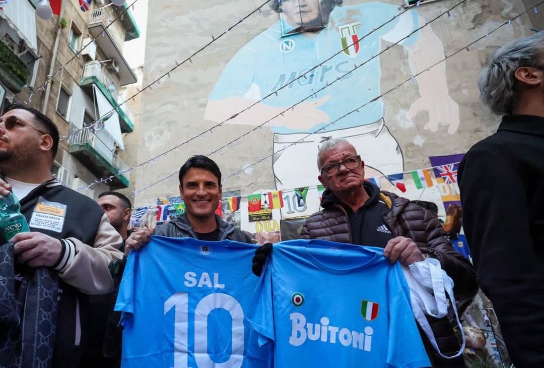 Sal Da Vinci e Stash dei The Kolors in visita al murale di Maradona