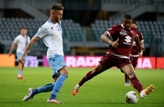 TURIN, ITALY - JUNE 30: Sergej Milinkovic Savic of SS Lazio compete for the ball with Gleison Bremer of Torino FC during the Serie A match between Torino FC and SS Lazio at Stadio Olimpico di Torino on June 30, 2020 in Turin, Italy. (Photo by Marco Rosi - SS Lazio/Getty Images) Pieretti (Radio Sportiva): “Caso tamponi? Il Toro ha forzato la mano”- immagine 2