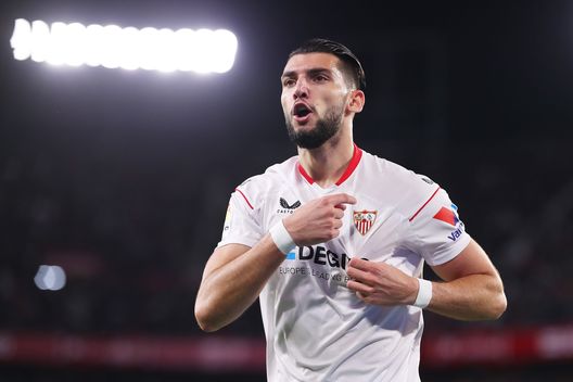 SEVILLE, SPAIN - JANUARY 08: Rafa Mir of Sevilla FC celebrates after scoring the team's second goal during the LaLiga Santander match between Sevilla FC and Getafe CF at Estadio Ramon Sanchez Pizjuan on January 08, 2023 in Seville, Spain. (Photo by Fran Santiago/Getty Images)