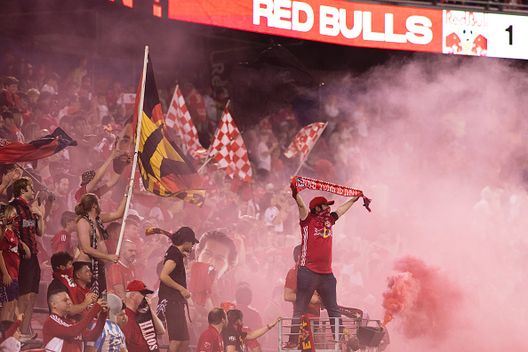 I tifosi dei New York Red Bulls durante il derby con il New York City FC alla Red Bull Arena il 13 maggio 2023 a Harrison, New Jersey Shock in Colombia, il 16enne Valencia muore in incidente stradale: aveva appena firmato in MLS- immagine 2