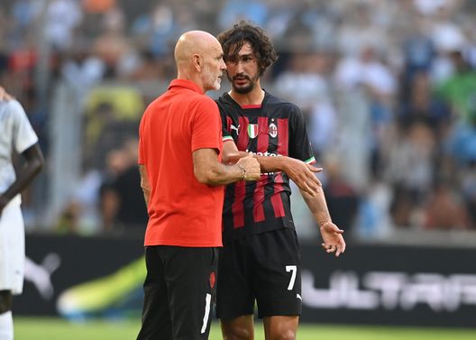 MARSEILLE, FRANCE - JULY 31: Head coach of Milan Stefano Pioli and Yacine Adli of Milan during the friendly match between Marseille and Milan AC at Orange Velodrome on July 31, 2022 in Marseille, France. (Photo by Claudio Villa/AC Milan via Getty Images) adli-milan-calciomercato-fiorentiona-prade-ricci-confronto-contropartita-torino-prezzo-cifra-trattive