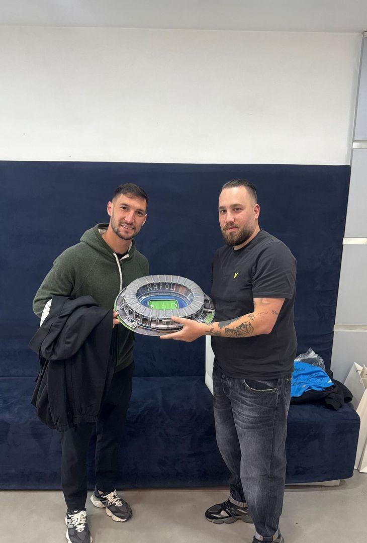 Il tifoso Gaetano Chiummo ha fatto un regalo speciale a Conte e ai giocatori del Napoli a Castel Volturno.