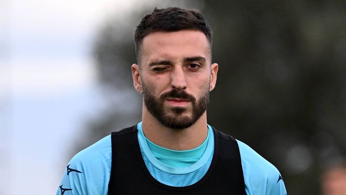 Mario Gila, difensore della Lazio, durante un allenamento mentre fa l'occhiolino; obiettivo di calciomercato del Milan.