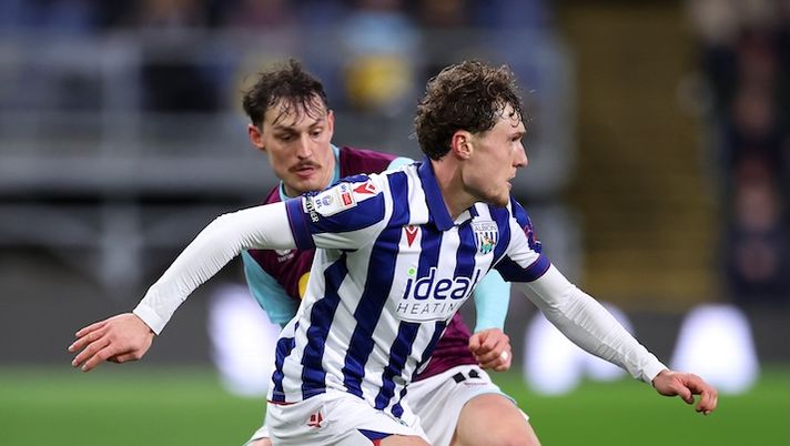 BURNLEY, ENGLAND - MARCH 11: Torbjorn Heggem of West Bromwich Albion is challenged by Joe Worrall of Burnley during the Sky Bet Championship match between Burnley FC and West Bromwich Albion FC at Turf Moor on March 11, 2025 in Burnley, England. (Photo by Alex Livesey/Getty Images) Sky – Bologna, arriva Torbjorn Heggem dall’Inghilterra: in serata è atteso in Italia - immagine 1