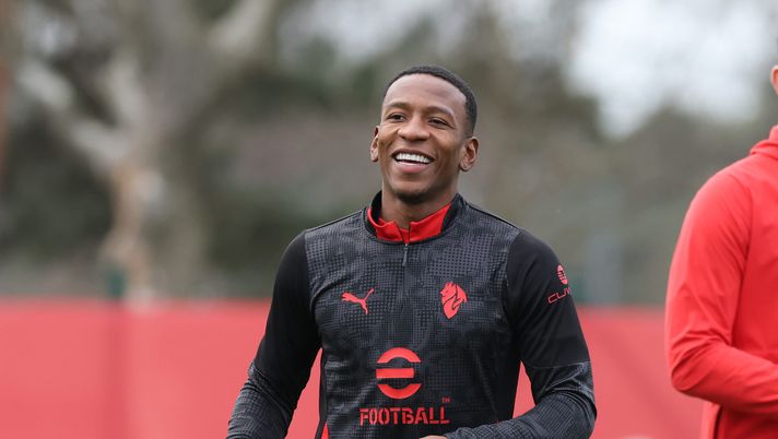 CAIRATE, ITALY - DECEMBER 22: Pervis Estupinian of AC Milan in action during AC Milan training session at Milanello on December 22, 2025 in Cairate, Italy. (Photo by Claudio Villa/AC Milan via Getty Images) Milan, tempo di festeggiamenti: Estupinan compie 28 anni! - immagine 1