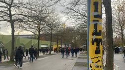 Dortmund, tifoso colpito alla testa nel derby dei Borussia: lui fuori pericolo, un arresto fra gli ultras BVB
