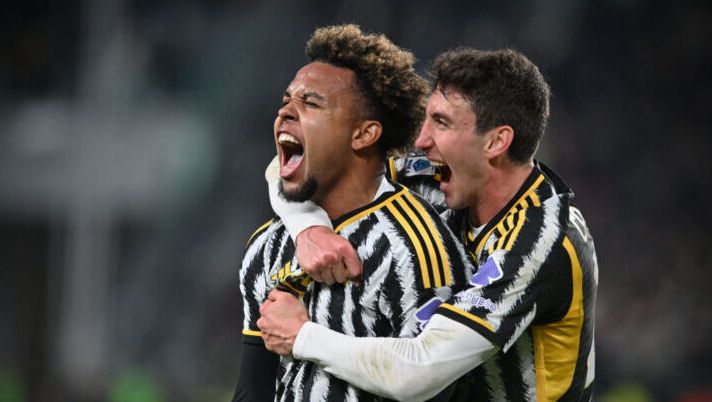 TURIN, ITALY - MARCH 10: Weston McKennie and Andrea Cambiaso of Juventus celebrate after teammate Arkadiusz Milik scores his team's second goal during the Serie A TIM match between Juventus and Atalanta BC - Serie A TIM at Allianz Stadium on March 10, 2024 in Turin, Italy. (Photo by Chris Ricco - Juventus FC/Juventus FC via Getty Images) Juve, tutto sulla formazione contro la Roma: la gestione di Cambiaso, Weah e McKennie - immagine 1
