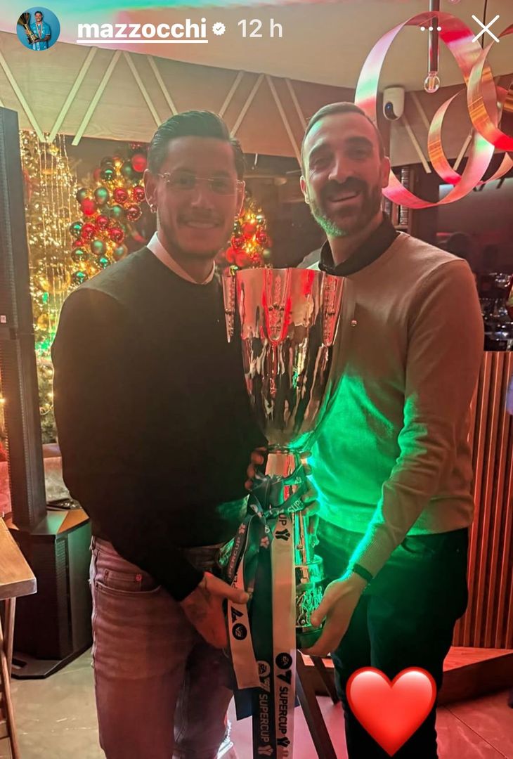 Cena di Natale SSC Napoli: alcuni azzurri posano con la coppa! – LA GALLERY - immagine 3