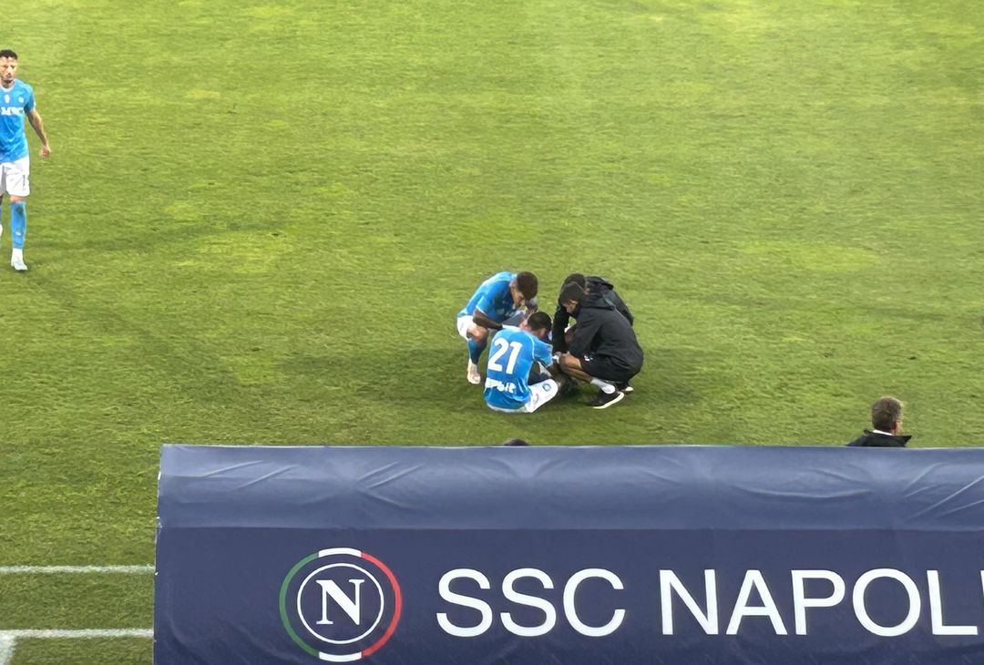 Termina il match di Politano con l'Augsburg: il giocatore esce zoppicante