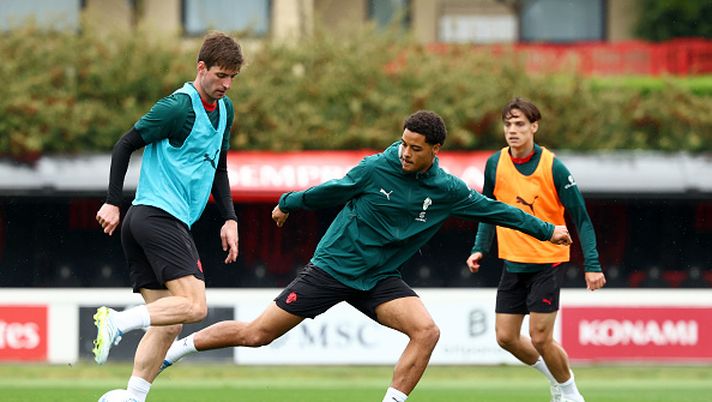 CAIRATE, ITALY - APRIL 13: Matteo Gabbia of AC Milan competes for the ball with Koni De Winter during an AC Milan Training Session at Milanello on April 13, 2026 in Cairate, Italy. (Photo by Giuseppe Cottini/AC Milan via Getty Images) rientra-il-pensatore-gabbia-e-allegri-si-ritrova-nei-panni-dello-psicologo