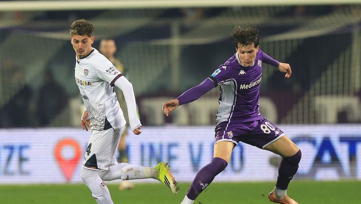 FLORENCE, ITALY - JANUARY 24: Giovanni Fabbian of ACF Fiorentina in action against Sebastiano Esposito of Cagliari Calcio during the Serie A match between ACF Fiorentina and Cagliari Calcio at Artemio Franchi on January 24, 2026 in Florence, Italy. (Photo by Gabriele Maltinti/Getty Images) S. Esposito (conf): “Qualcosa con la Fiorentina c’è stato. Ho marcato bene Fagioli” - immagine 1