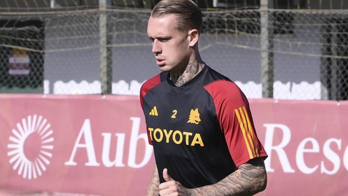 ROME, ITALY - OCTOBER 17: AS Roma player Rick Karsdorp during a training session at Centro Sportivo Fulvio Bernardini on October 17, 2023 in Rome, Italy. (Photo by Luciano Rossi/AS Roma via Getty Images) Verso Roma-Monza: individuale per Smalling, Llorente e Sanches. C’è Karsdorp - immagine 1