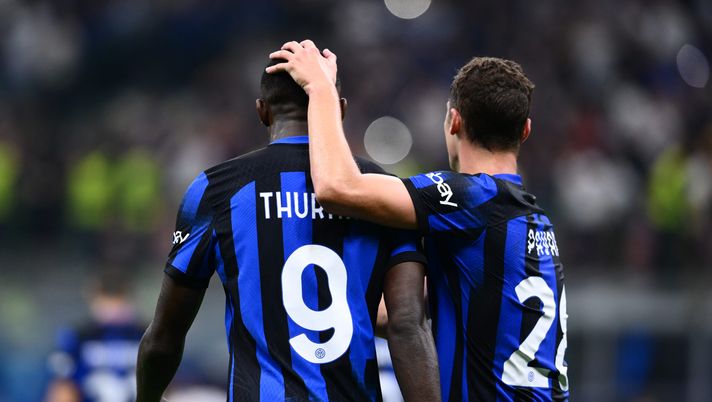MILAN, ITALY - OCTOBER 03: Benjamin Pavard of FC Internazionale celebrates the first goal of Marcus Thuram of FC Internazionale during the UEFA Champions League match between FC Internazionale and SL Benfica at Stadio Giuseppe Meazza on October 03, 2023 in Milan, Italy. (Photo by Mattia Pistoia - Inter/Inter via Getty Images) Inter, da Calha e Sanchez a Thuram-Lautaro: le condizioni dei nazionali. Arnautovic… - immagine 1