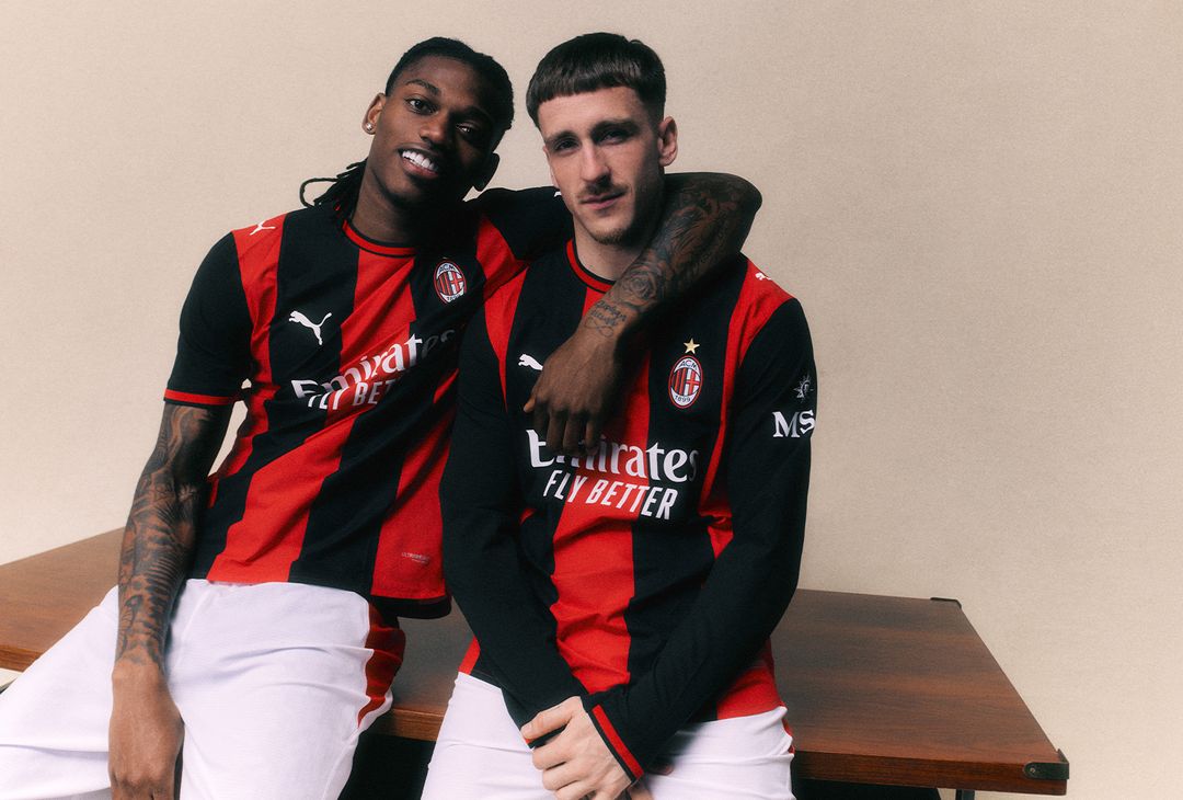 Nuova prima maglia AC Milan 2026-2027 PUMA (Fonte Milan) Nuova prima maglia AC Milan 2026-2027 PUMA (Fonte Milan)