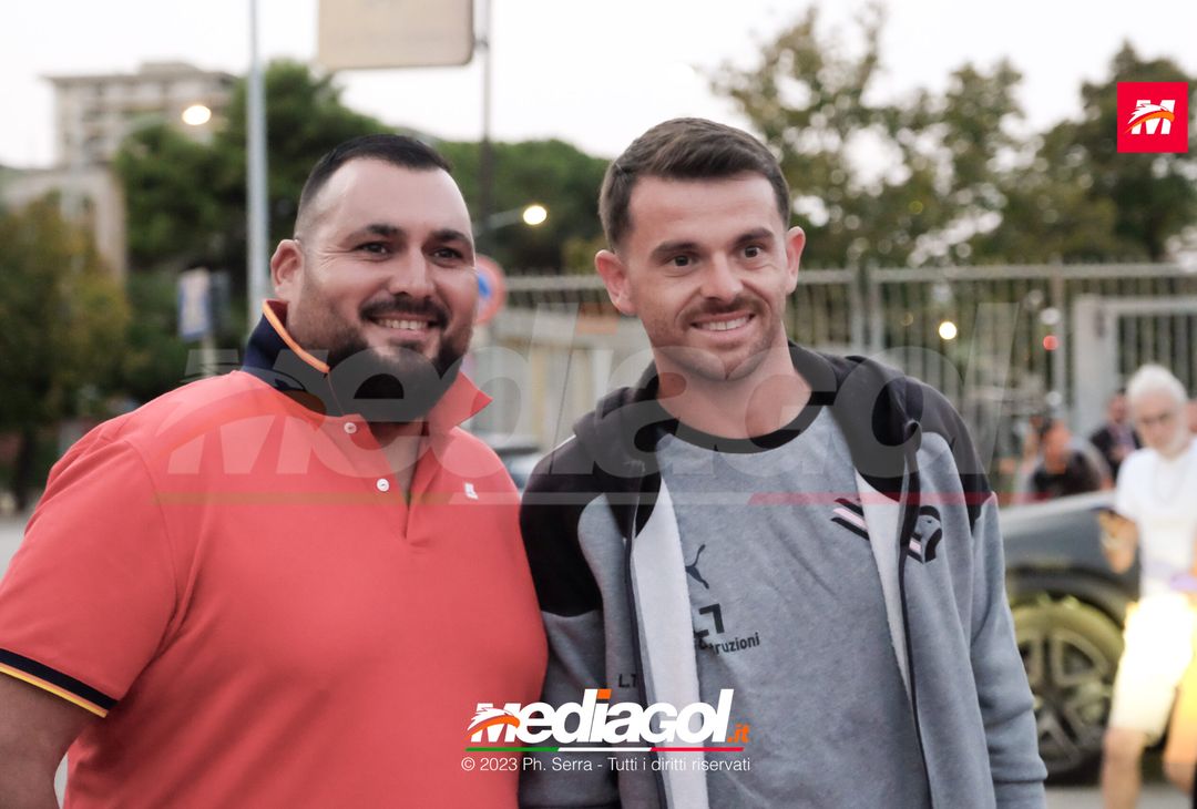 FOTO PALERMO: i giocatori rosanero scattano selfie con i tifosi (GALLERY) - immagine 54