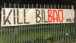 Roma, striscione alla Tarantino per celebrare la vittoria con l’Athletic