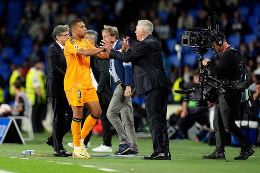 Kylian Mbappe e Carlo Ancelotti, durante Real Sociedad vs Real Madrid (Photo by Juan Manuel Serrano Arce/Getty Images) Real Madrid, Mbappé-Vincius-Rodrygo: un nuovo caso di “tridente perdente”- immagine 7