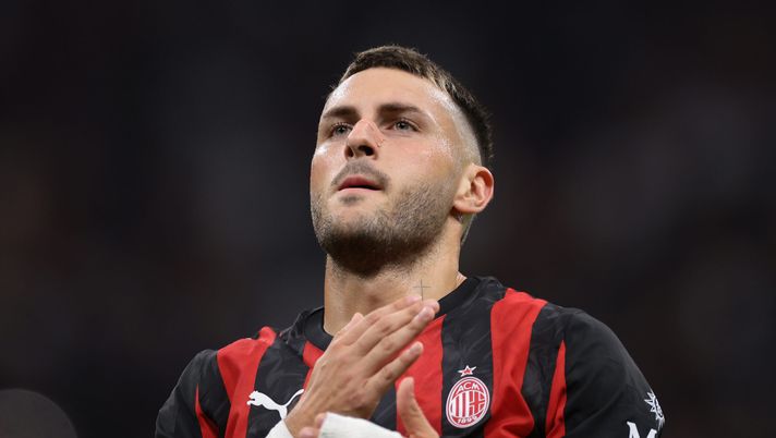 MILAN, ITALY - SEPTEMBER 23: Santiago Gimenez of AC Milan celebrates after scoring to give the side a 1-0 lead during the Coppa Italia Frecciarossa Round of 16 match between AC Milan and US Lecce at Giuseppe Meazza Stadium on September 23, 2025 in Milan, Italy. (Photo by Jonathan Moscrop/Getty Images) Calciomercato Milan, Gimenez non si muove: la situazione del messicano - immagine 1