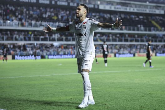 SANTOS, BRASILE – 26 FEBBRAIO 2026: Neymar Jr del Santos festeggia dopo aver segnato il secondo gol della sua squadra durante una partita del Brasileirao 2026 tra Santos e Vasco da Gama, allo Stadio Urbano Caldeira, il 26 febbraio 2026 a Santos, Brasile. (Foto di Alexandre Schneider/Getty Images) Santos, Neymar torna decisivo e zittisce le critiche: doppietta contro il Vasco da Gama- immagine 2