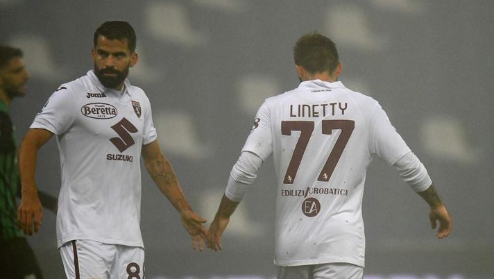 REGGIO NELL'EMILIA, ITALY - OCTOBER 23: Karol Linetty of Torino FC celebrates after scoring the opening goal during the Serie A match between US Sassuolo and Torino FC at Mapei Stadium - Città del Tricolore on October 23, 2020 in Reggio nell'Emilia, Italy. (Photo by Alessandro Sabattini/Getty Images) Toro, dal Fila: Gojak e Linetty in gruppo, nuovo stop per Izzo - immagine 1