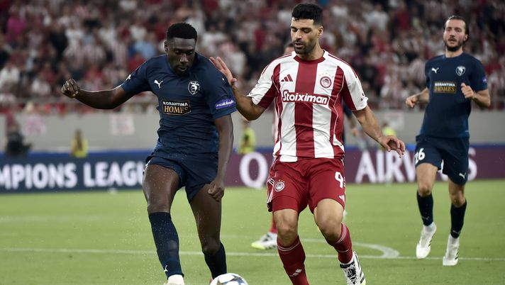 PIRAEUS, GREECE - SEPTEMBER 17: Derrick Luckassen of Pafos FC is challenged by Mehdi Taremi of Olympiakos during the UEFA Champions League 2025/26 League Phase MD1 match between Olympiacos FC and Pafos FC at Stadio Georgios Karaiskakis on September 17, 2025 in Piraeus, Greece. (Photo by Milos Bicanski/Getty Images) Ex Serie A