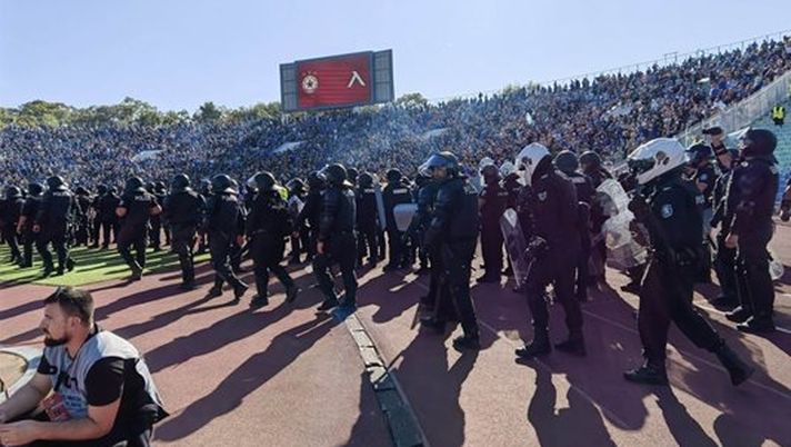 Derby di Sofia, lancio di razzi dentro lo stadio: panico, i genitori con figli scappano… - immagine 1